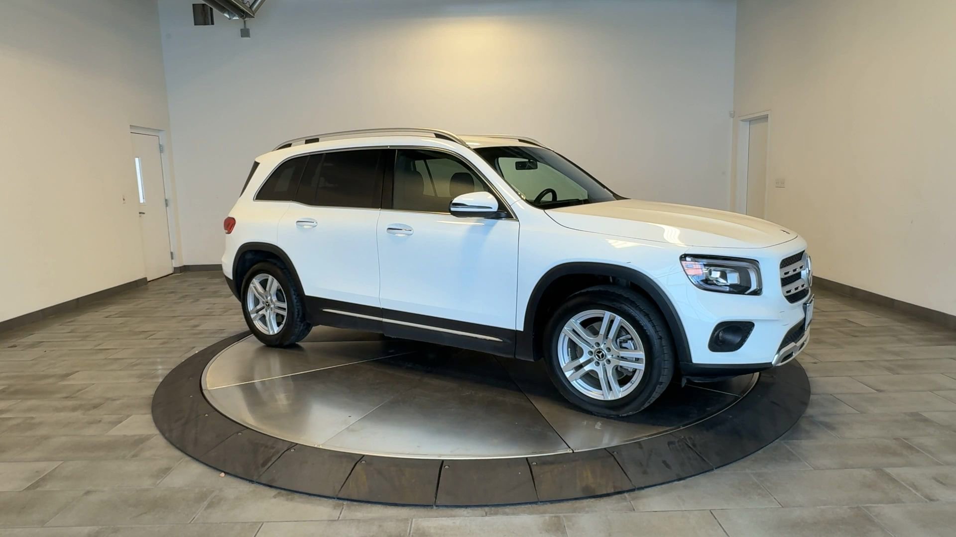 Used 2023 Mercedes-Benz GLB 250 4MATIC image 2