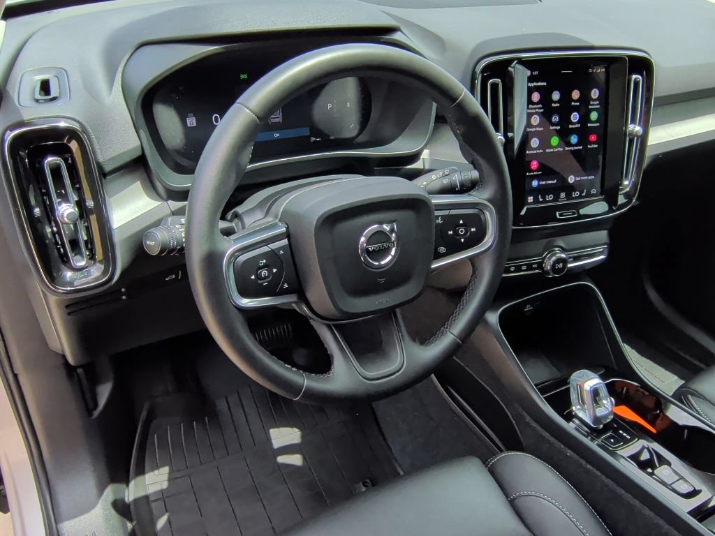Used 2025 Volvo XC40 B5 Plus AWD/4WD image 15