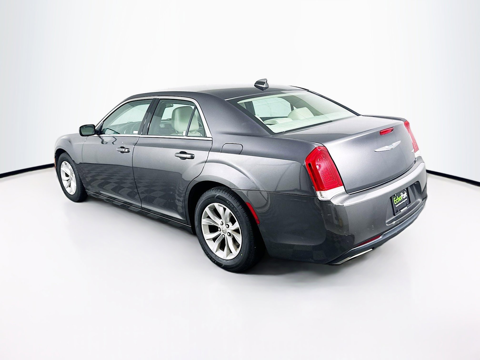 Used 2015 Chrysler 300 Limited RWD image 5