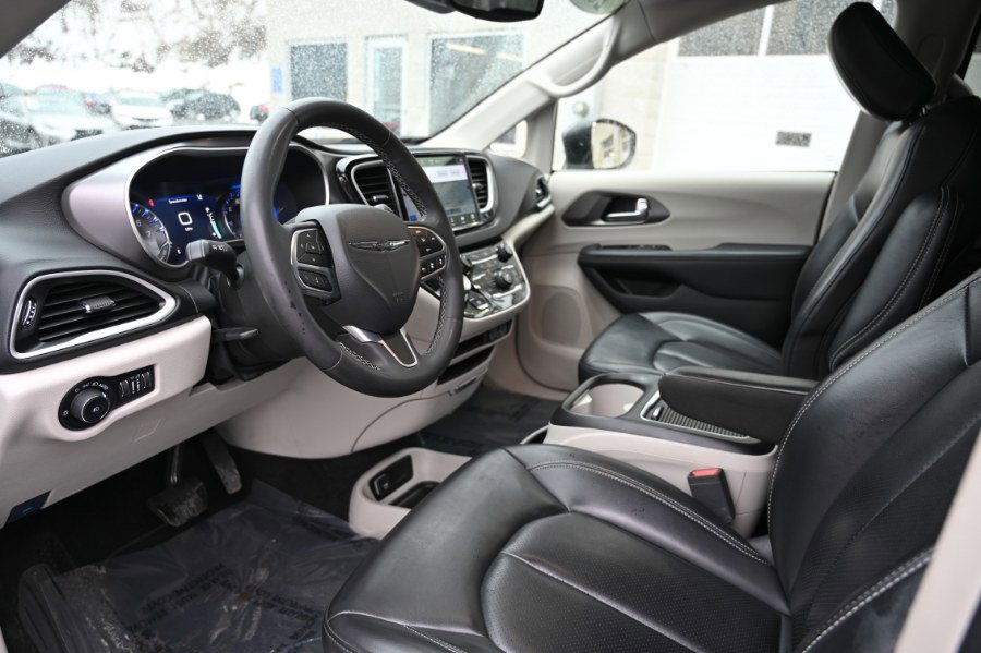 Used 2023 Chrysler Pacifica Touring-L FWD image 11