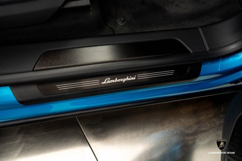 Used 2025 Lamborghini Urus SE image 40