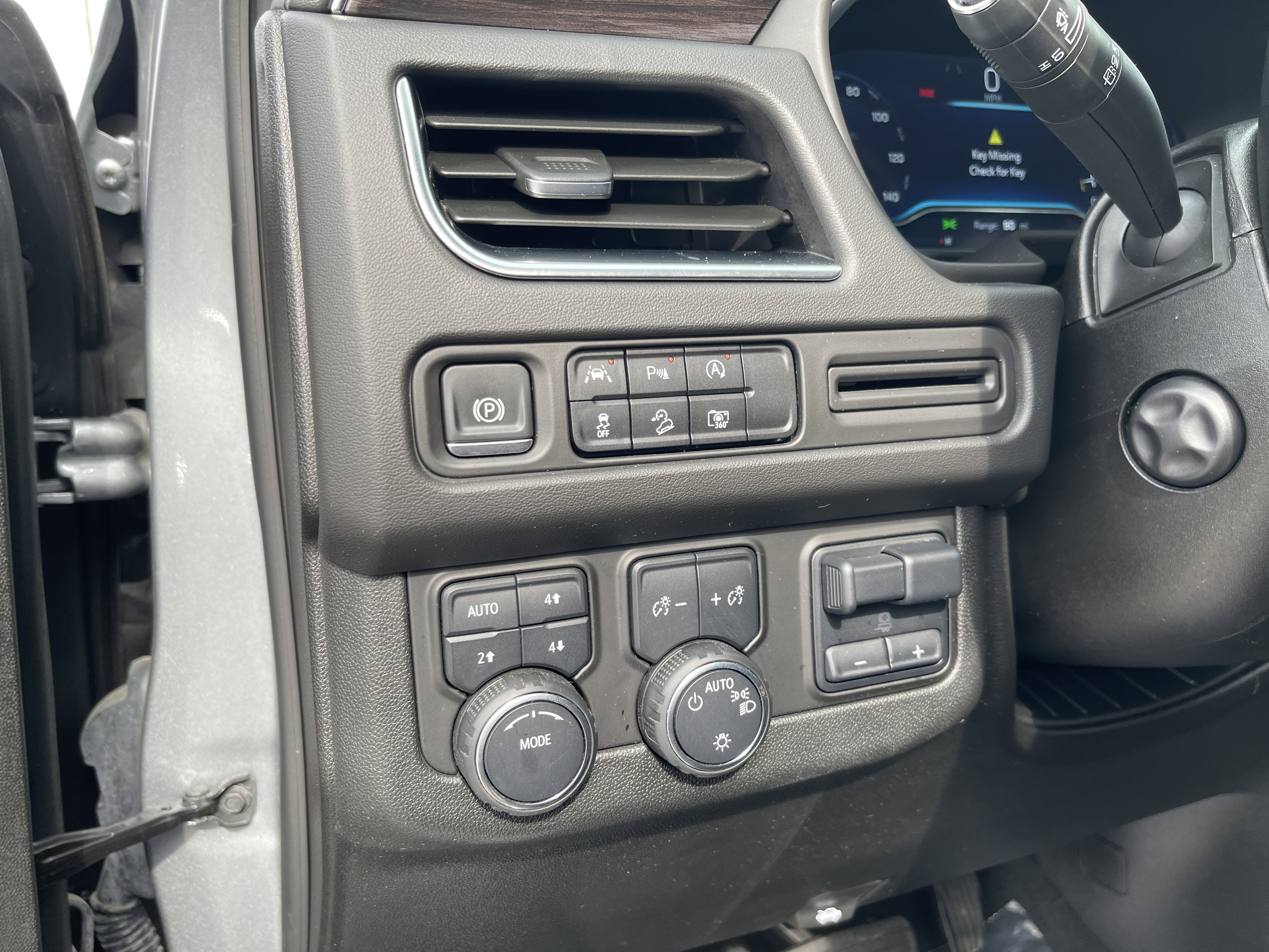 Used 2024 Chevrolet Tahoe Z71 w/ Luxury Package AWD/4WD image 16