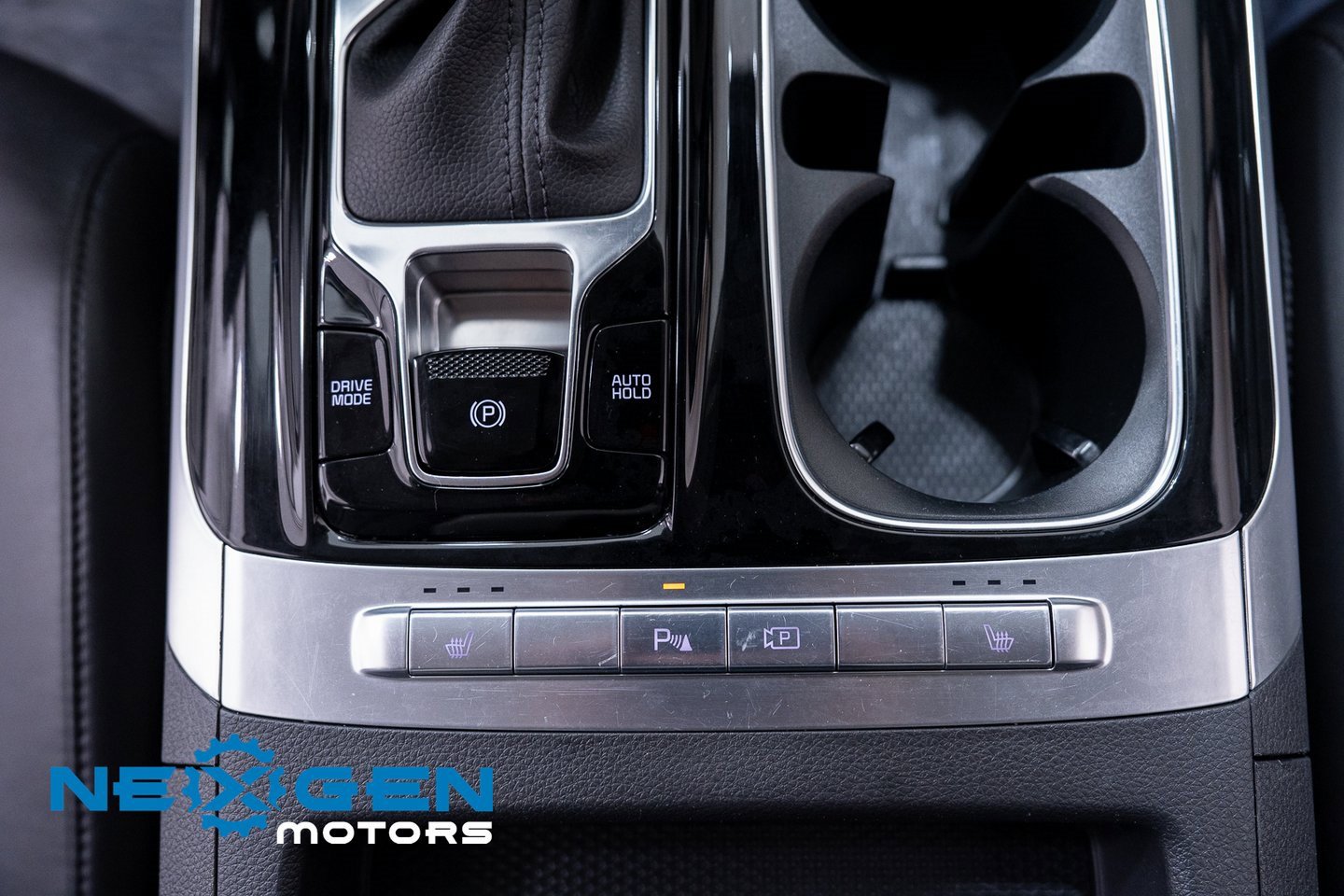 Used 2024 Kia Carnival EX image 16