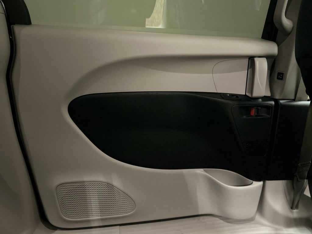 Used 2024 Chrysler Pacifica Select image 19