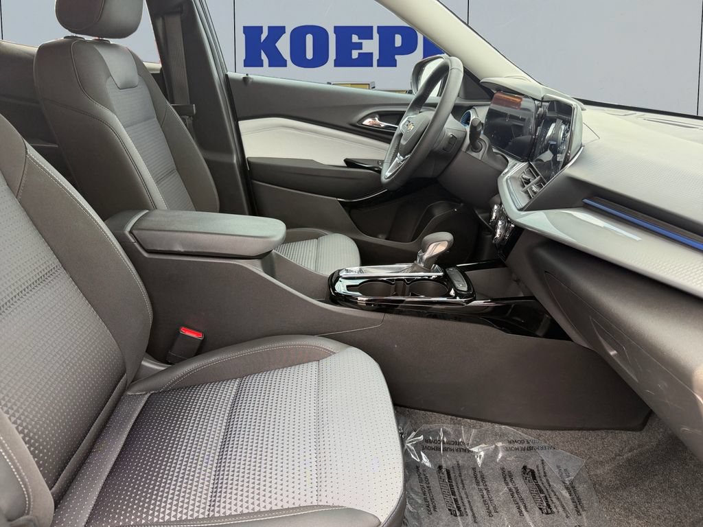 Used 2024 Chevrolet Trax LT w/ Driver Confidence Package FWD image 17