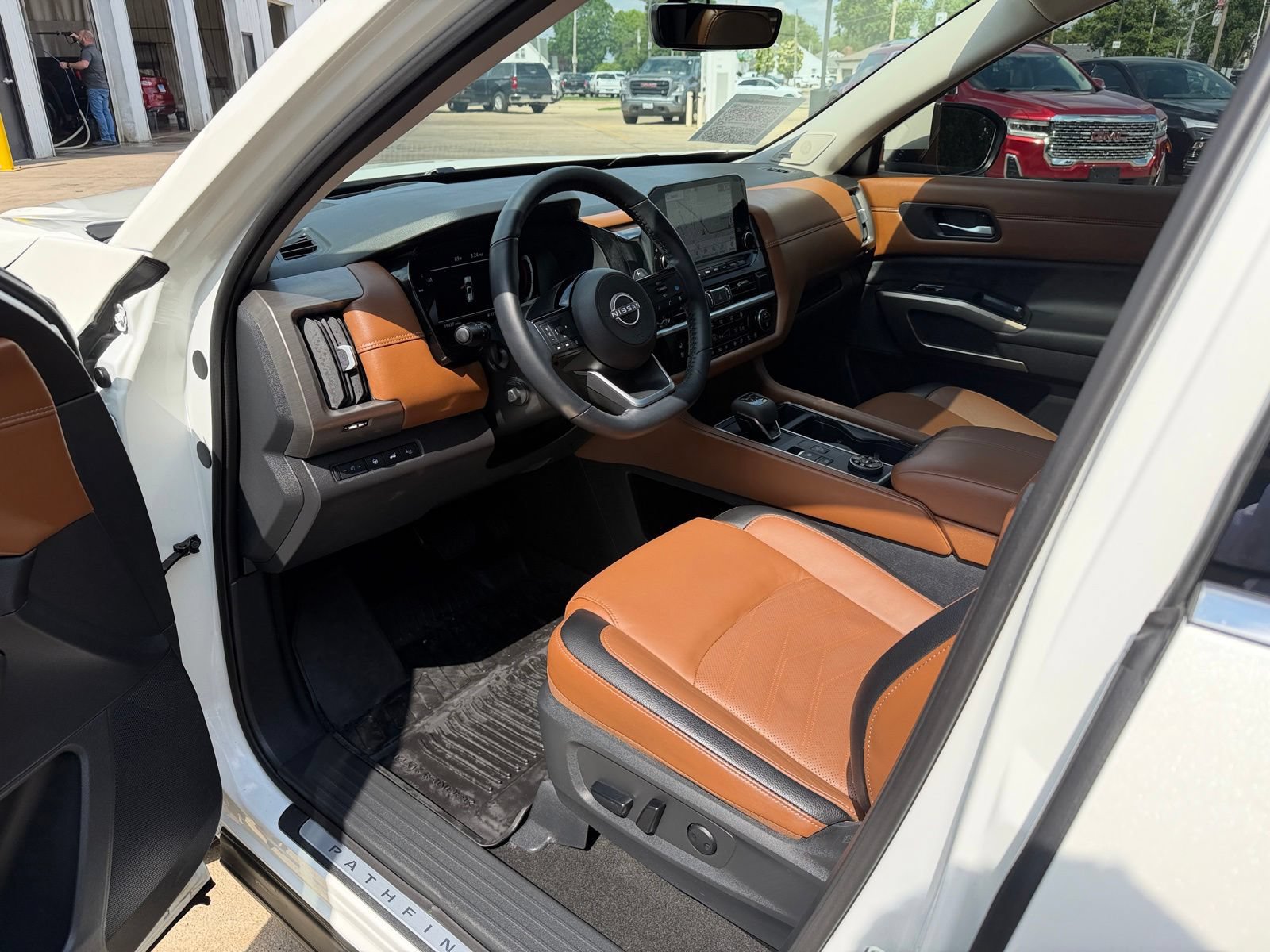 Used 2024 Nissan Pathfinder Platinum AWD/4WD image 10