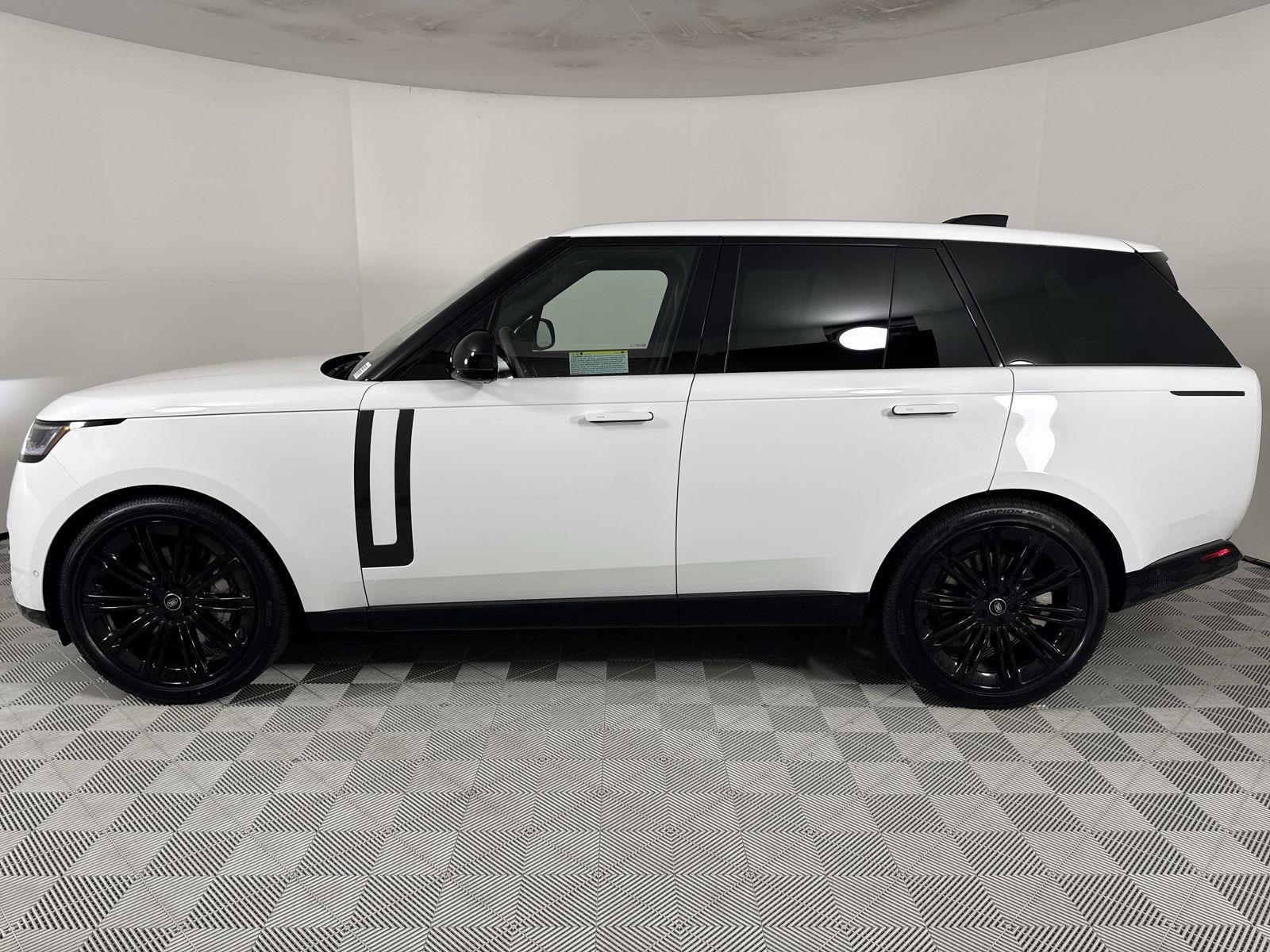 New 2025 Land Rover Range Rover SE image 2