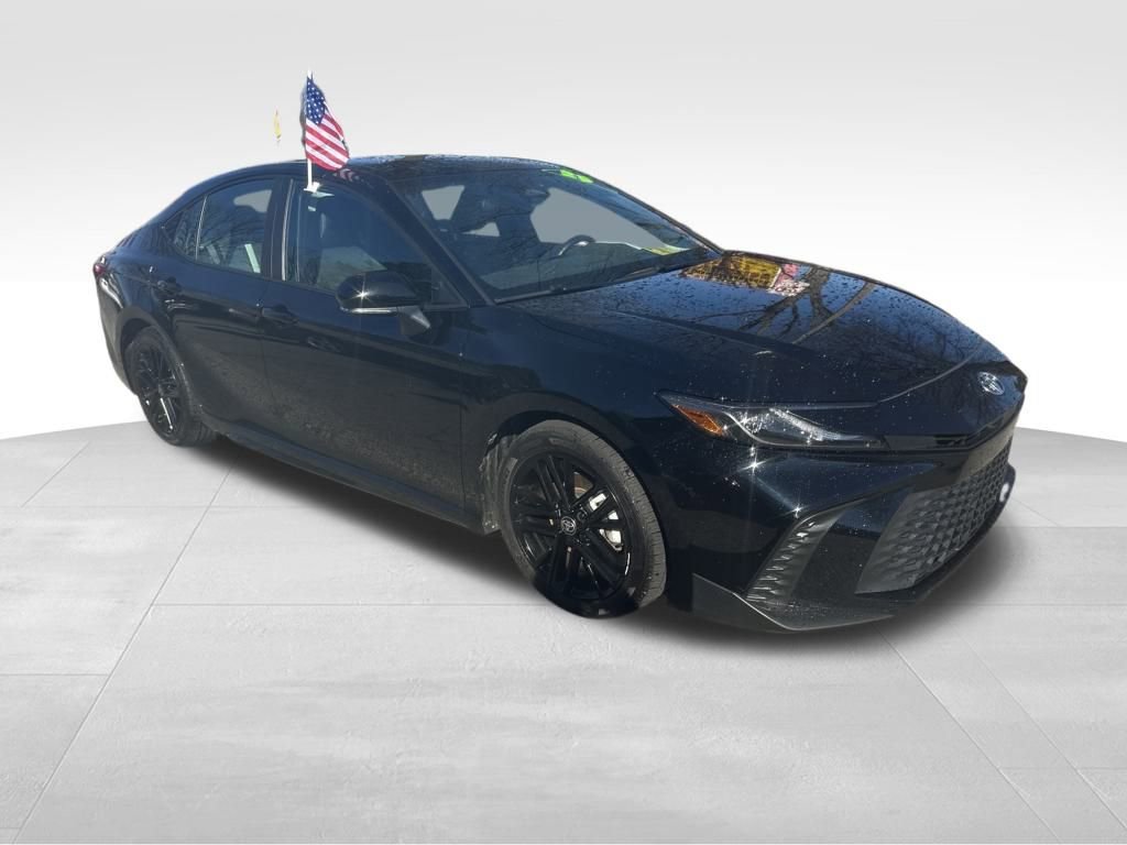 Used 2025 Toyota Camry SE image 3
