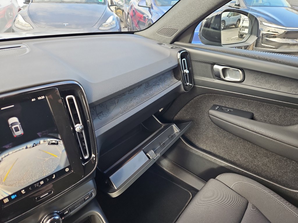 Used 2025 Volvo EX40 Core image 17