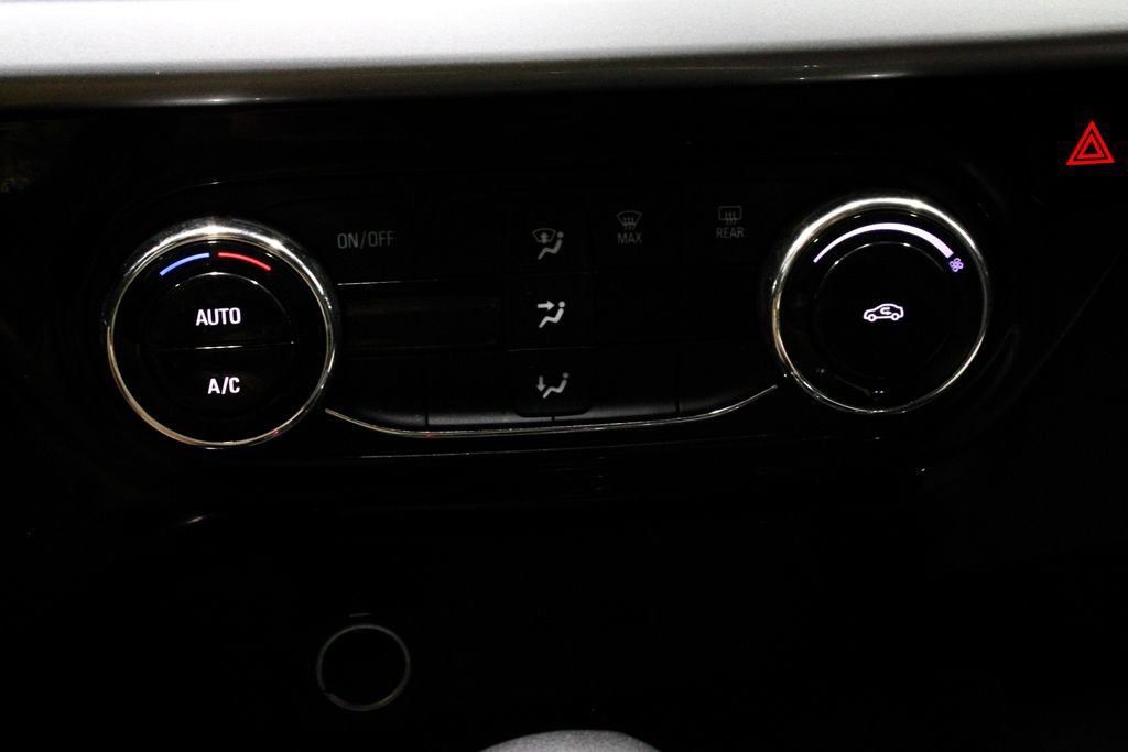 Used 2025 Chevrolet Trax LT FWD image 29