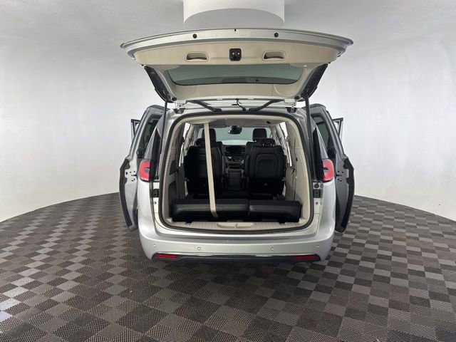 Used 2024 Chrysler Pacifica Touring-L image 15