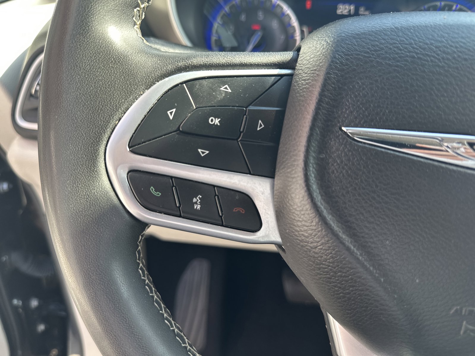 Used 2023 Chrysler Pacifica Touring-L FWD image 13