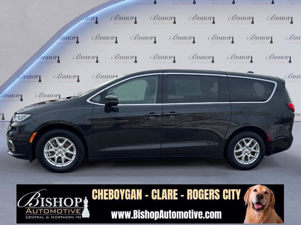 Used 2023 Chrysler Pacifica Touring-L image 17