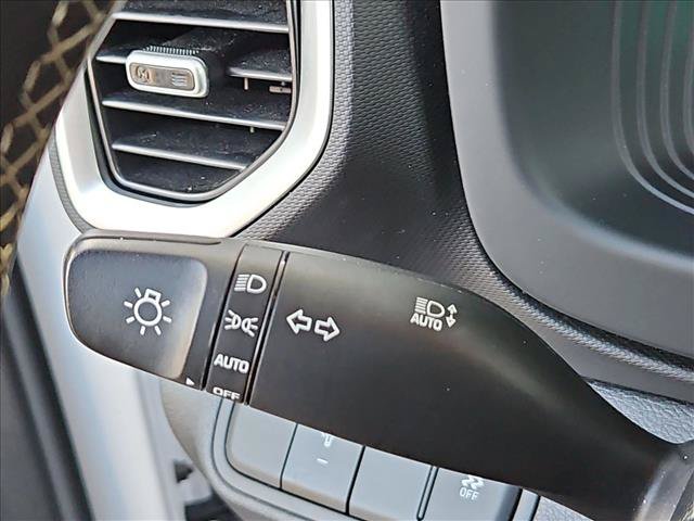 Certified 2025 Hyundai Venue SEL FWD image 26