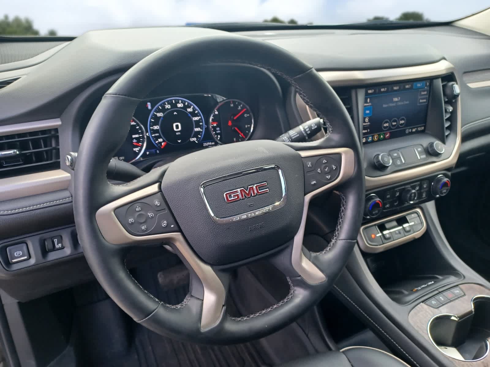 Used 2023 GMC Acadia Denali w/ Denali Technology Package AWD/4WD image 9