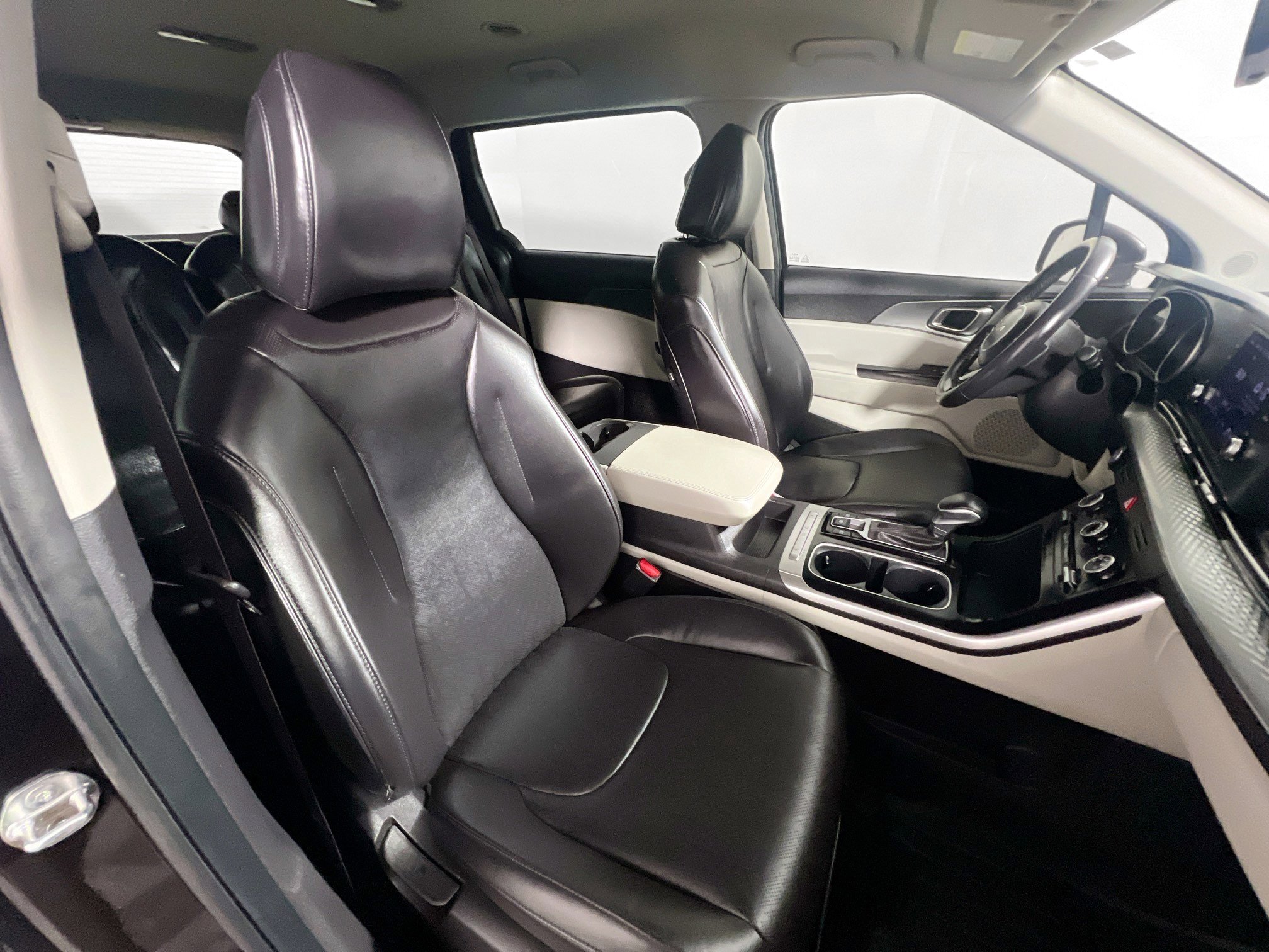 Used 2023 Kia Carnival LX image 31