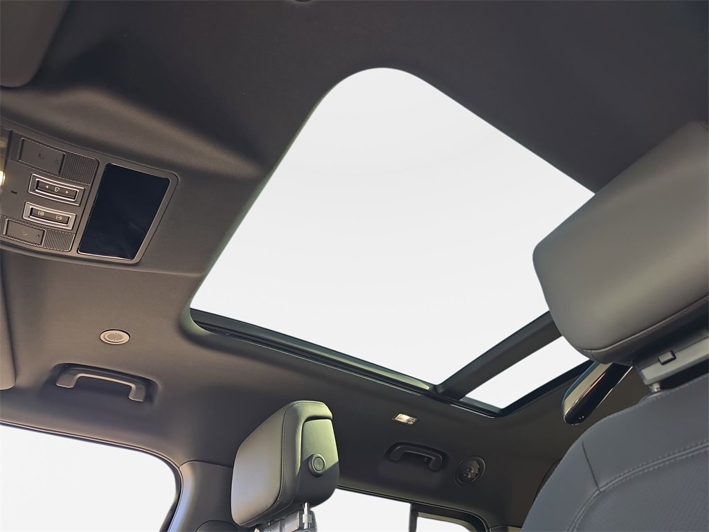 New 2026 Land Rover Defender 130 X-Dynamic SE image 31