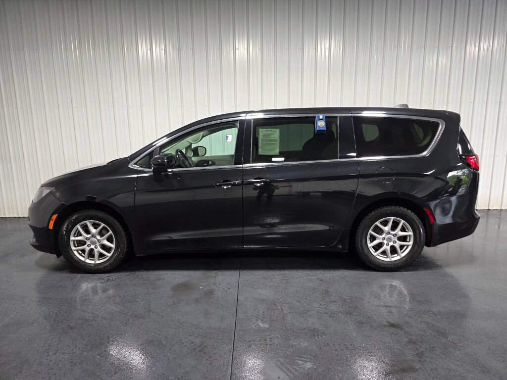 Used 2021 Chrysler Voyager LX w/ Cold Weather Group FWD image 4