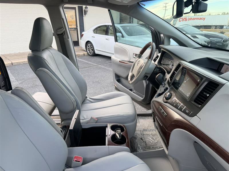 Used 2013 Toyota Sienna Limited w/ Premium Pkg FWD image 12