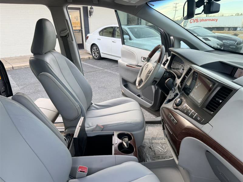 Used 2013 Toyota Sienna Limited w/ Premium Pkg image 12