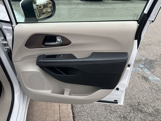 Certified 2023 Chrysler Voyager LX image 12