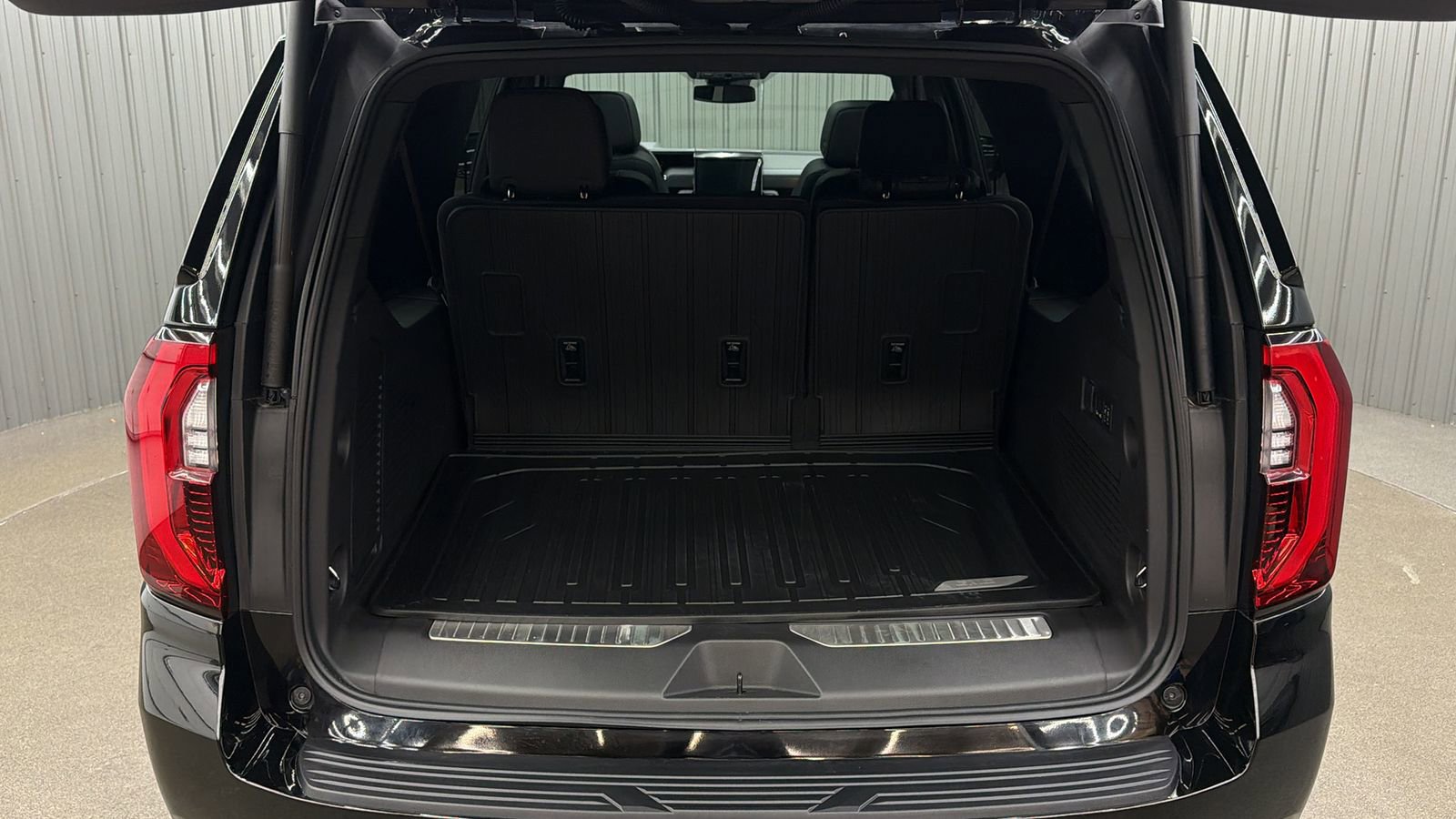 Used 2025 GMC Yukon XL Denali w/ Sun & Power Step Package image 13