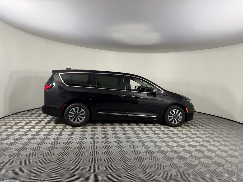 Used 2023 Chrysler Pacifica Limited image 2