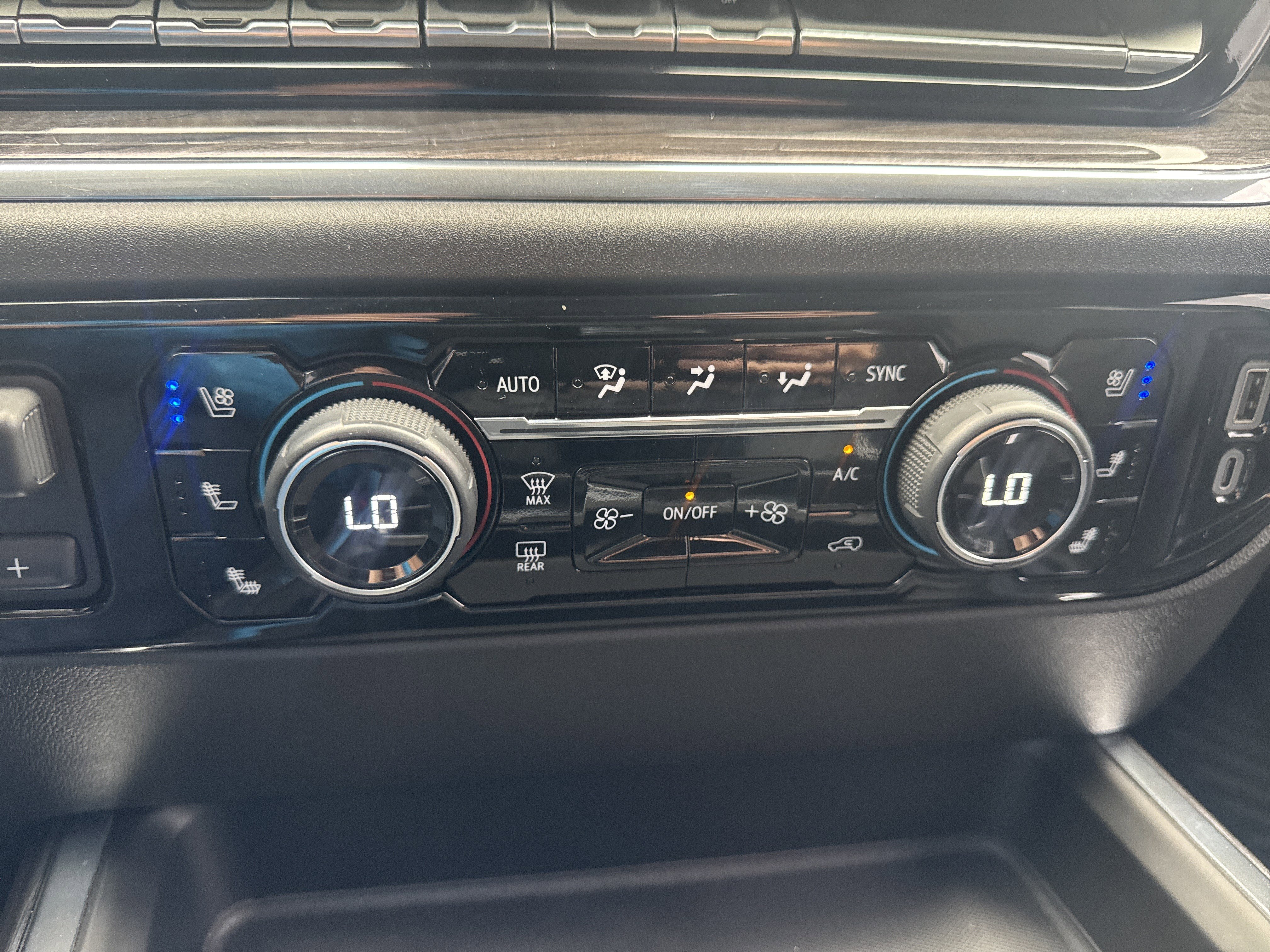 Used 2024 Chevrolet Silverado 2500 LTZ w/ LTZ Convenience Package AWD/4WD image 23