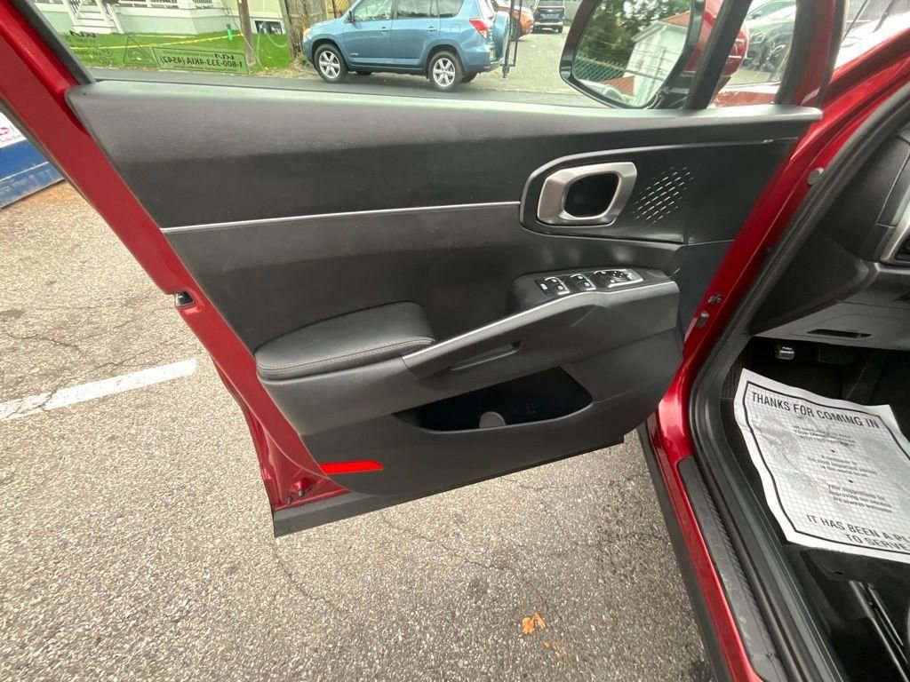 Used 2023 Kia Sorento LX image 10