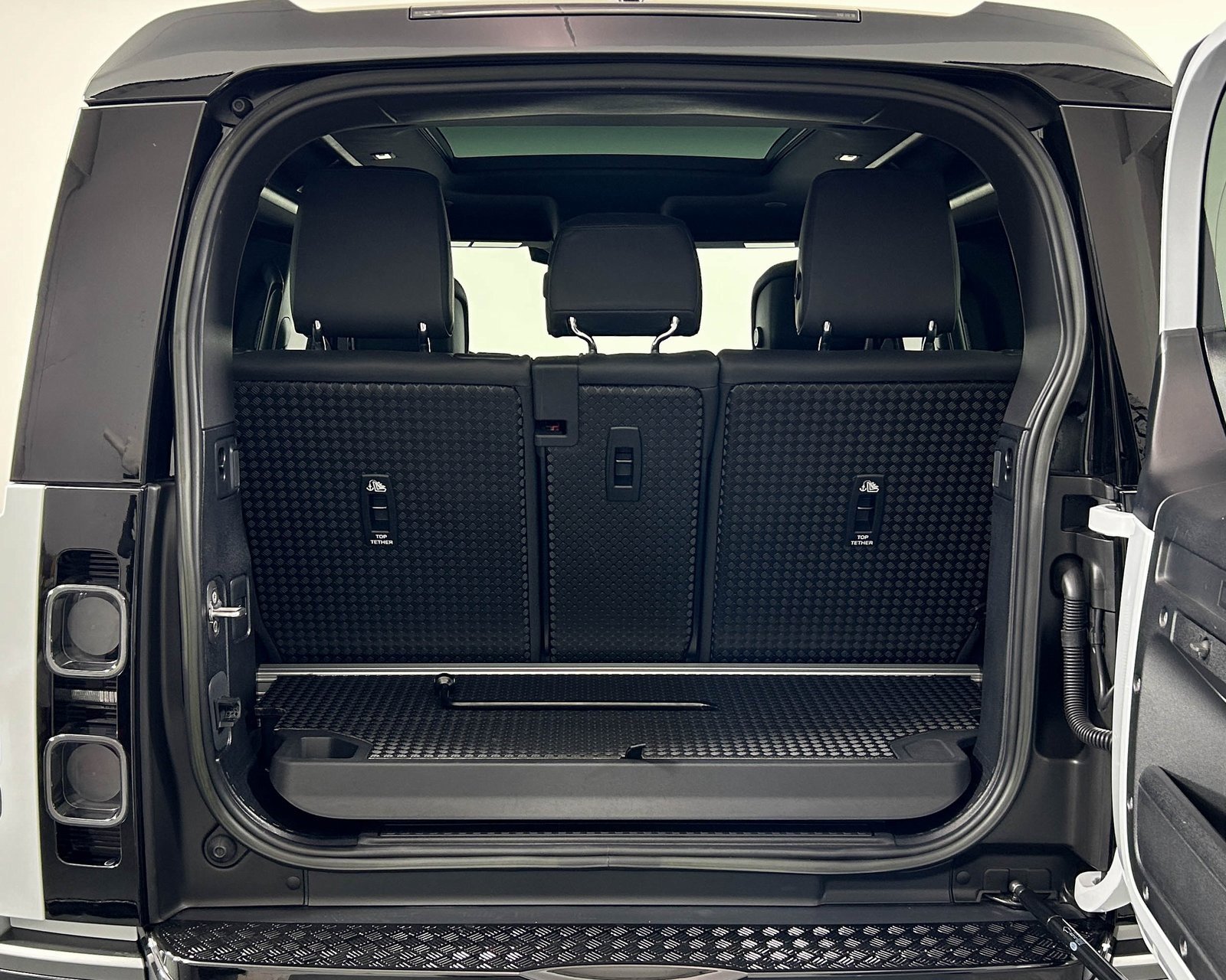 Used 2023 Land Rover Defender 90 V8 image 19