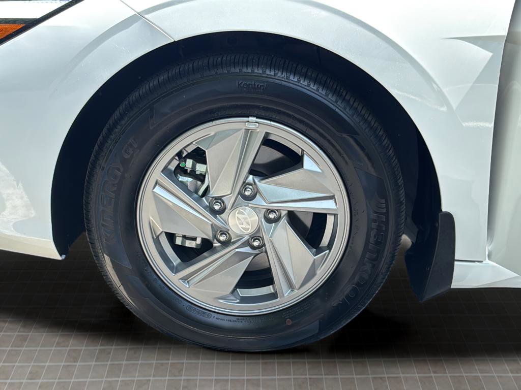Used 2025 Hyundai Elantra SE FWD image 45