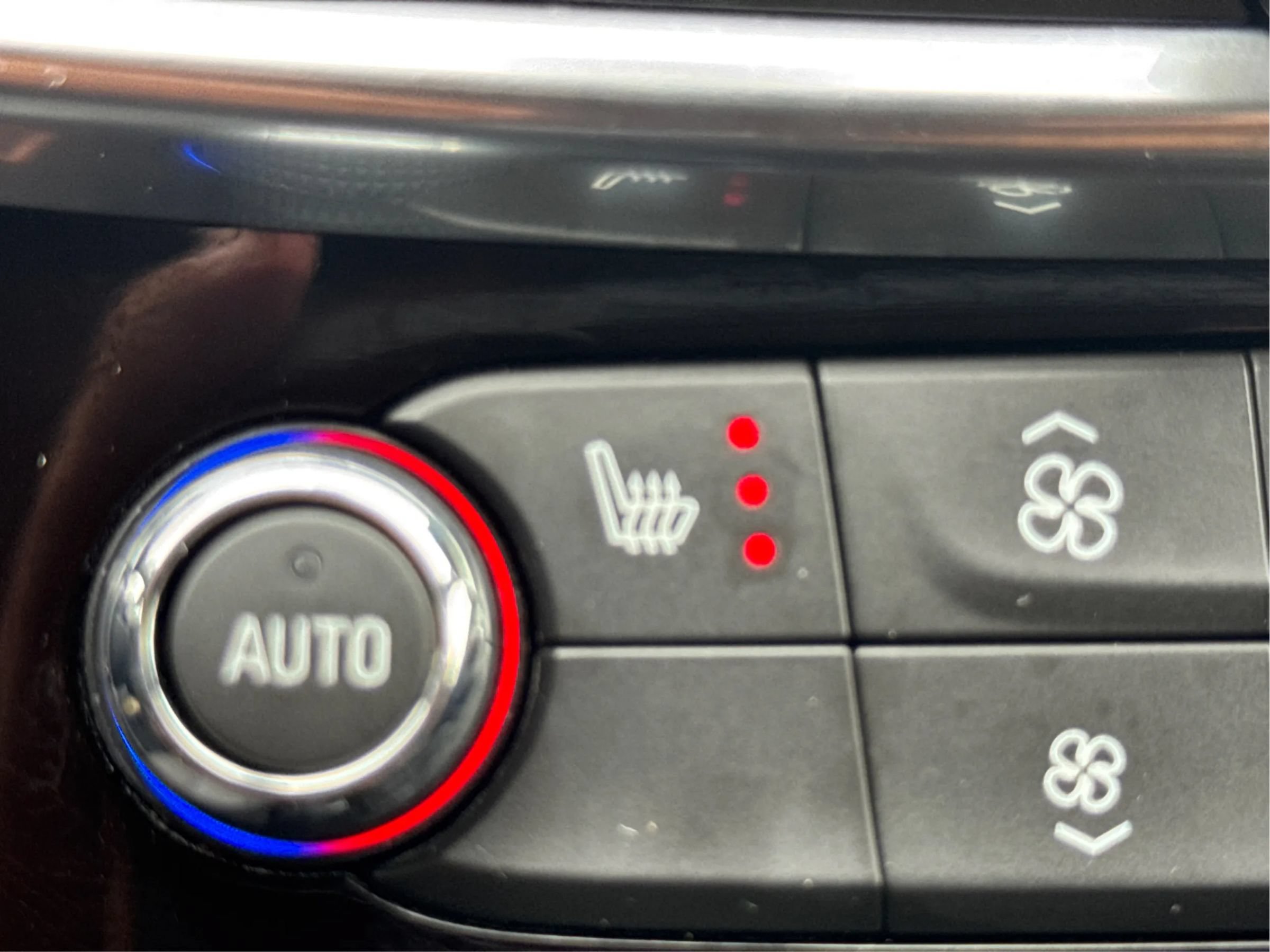 Used 2019 Buick LaCrosse Essence w/ Sun and Shade Package AWD/4WD image 33