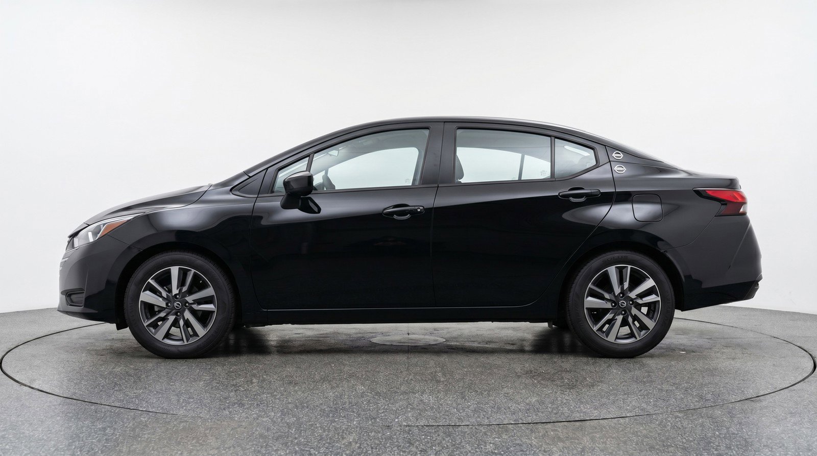 Used 2025 Nissan Versa SV FWD image 5