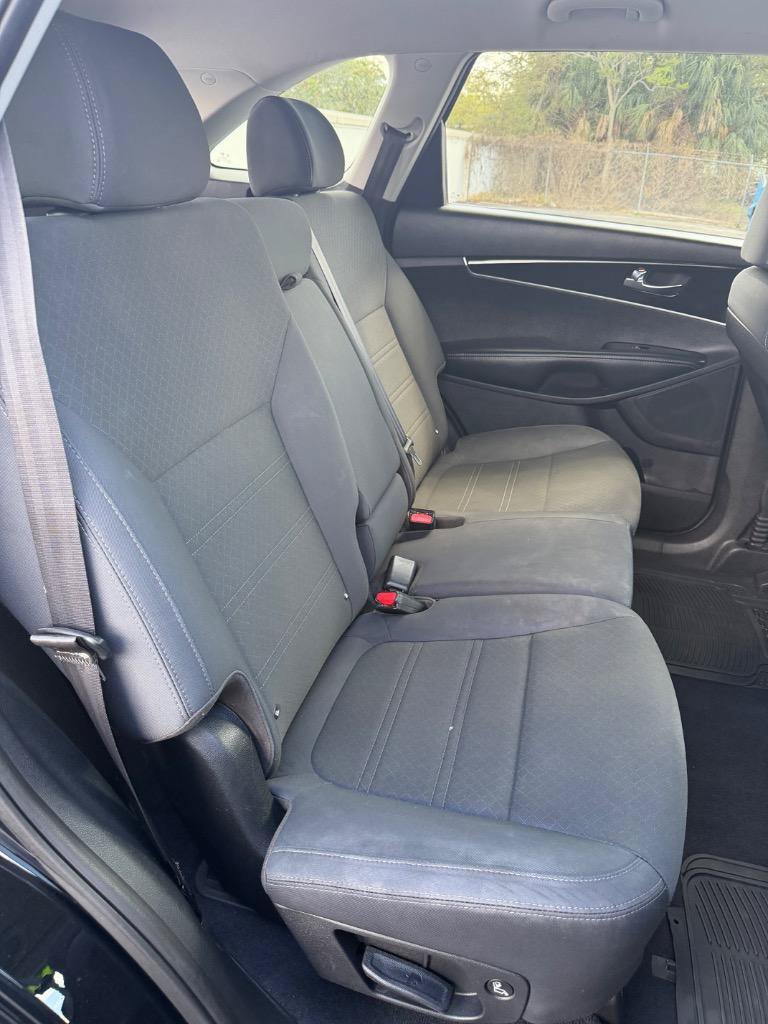 Used 2020 Kia Sorento LX FWD image 28