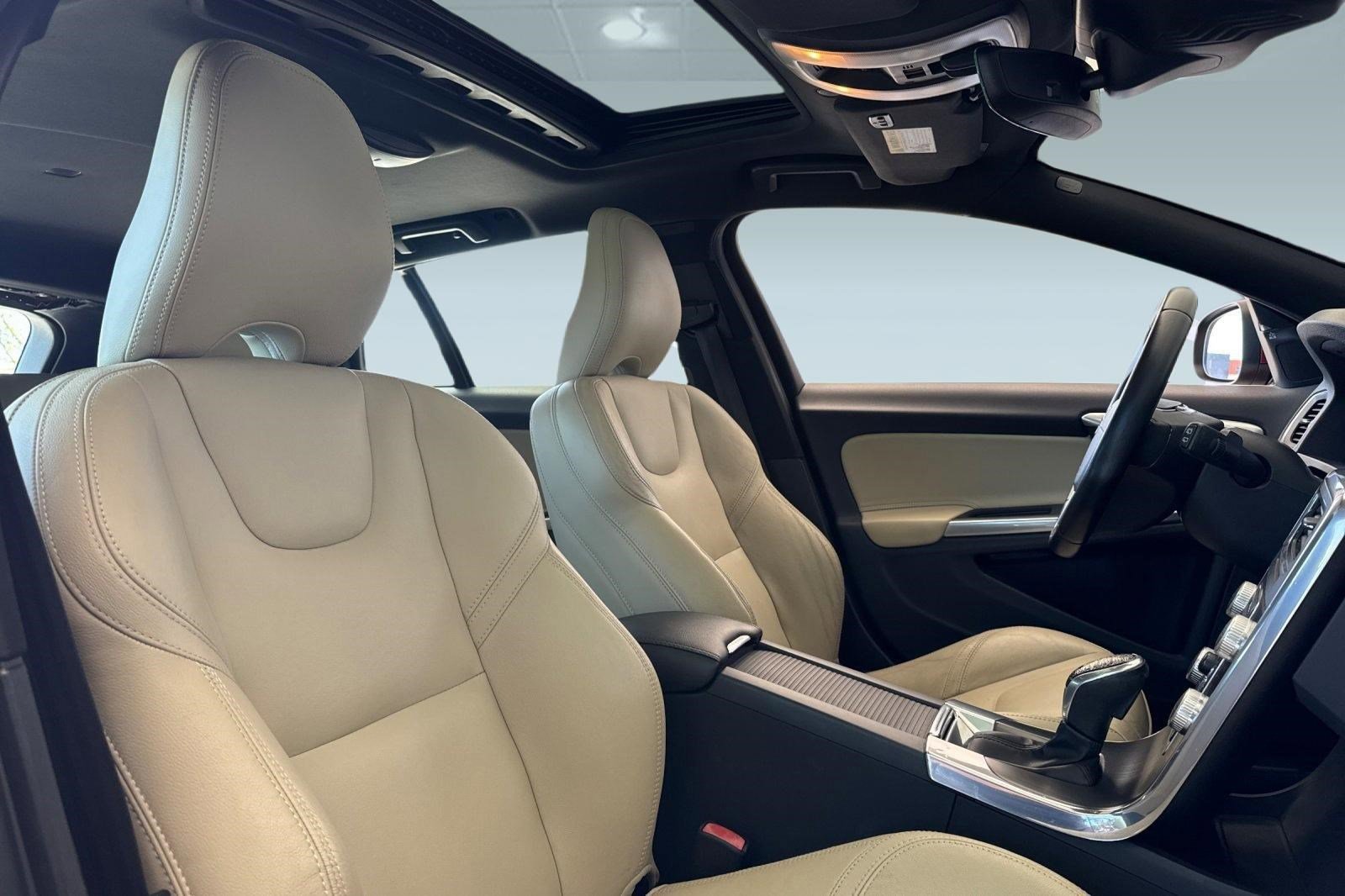 Used 2015 Volvo V60 T5 Premier w/ Convenience Package image 32