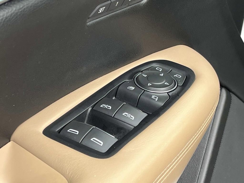 Used 2017 Cadillac XT5 Platinum w/ Driver Assist Package image 25