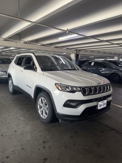 Used 2024 Jeep Compass Latitude image 30