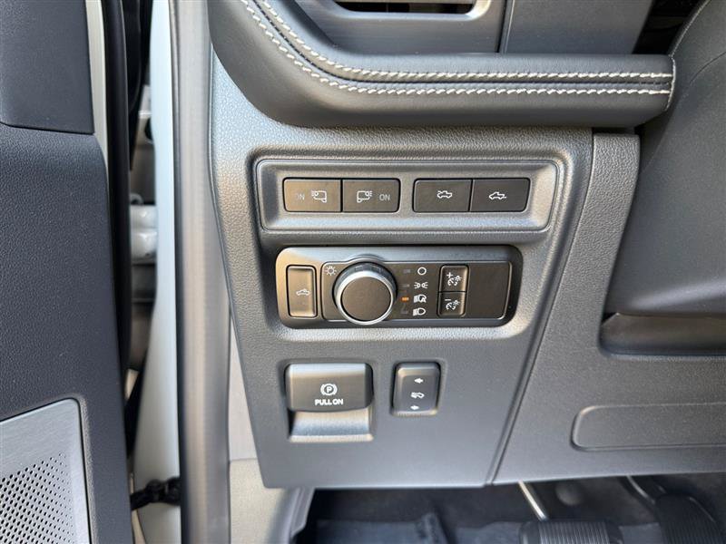 Used 2023 Ford F150 Lightning Platinum AWD/4WD image 36