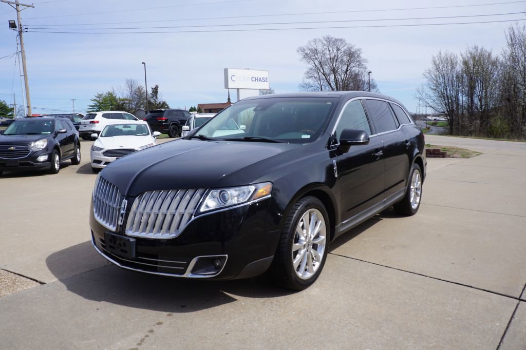 Used 2010 Lincoln MKT image 1