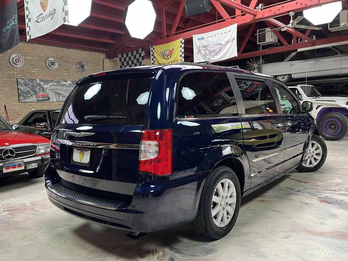 Used 2016 Chrysler Town & Country Touring w/ Driver Convenience Group FWD image 2