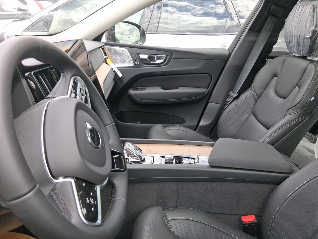 New 2026 Volvo XC60 T8 Ultra w/ Protection Package Premier AWD/4WD image 8