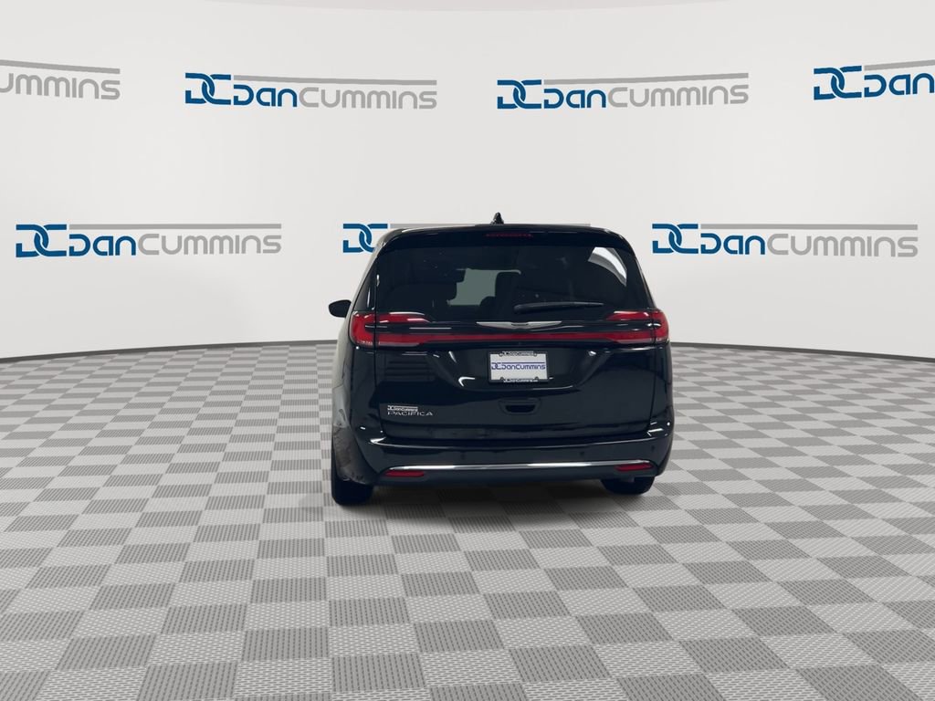 Used 2024 Chrysler Pacifica Touring-L image 7