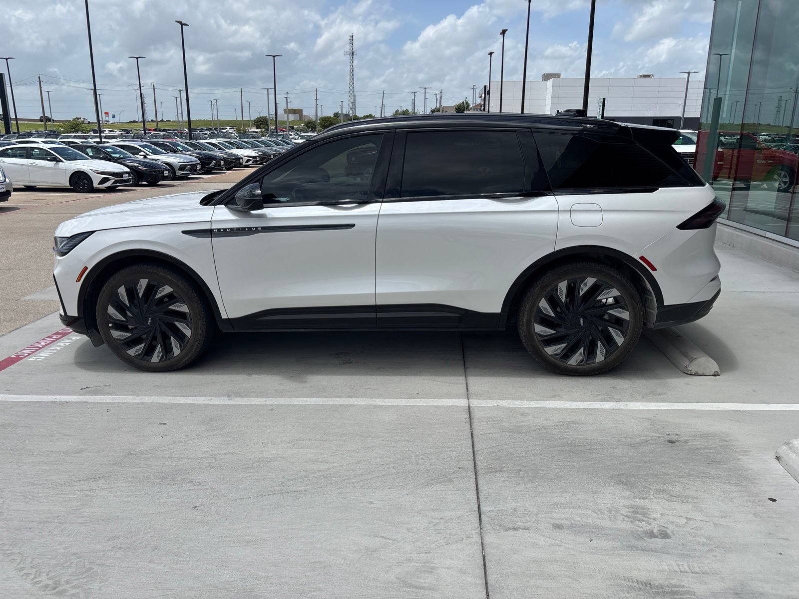 Used 2025 Lincoln Nautilus Reserve AWD/4WD image 6