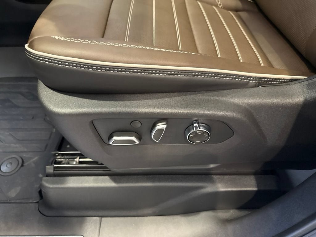 New 2026 GMC Yukon Denali Ultimate w/ LPO, Floor Liner Package AWD/4WD image 29