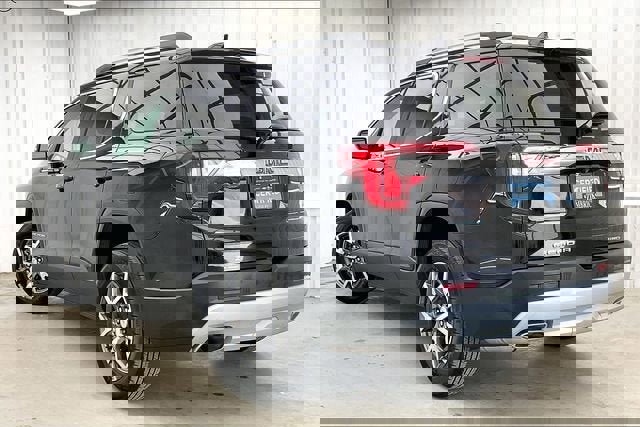 Certified 2023 GMC Acadia SLT w/ Technology Package image 11