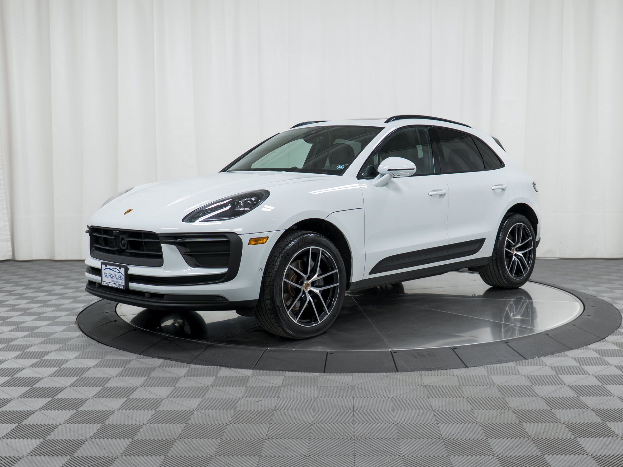 Certified 2023 Porsche Macan AWD/4WD image 1