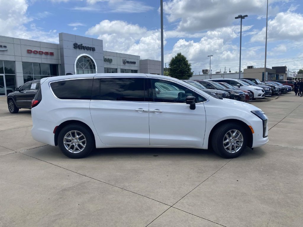 New 2027 Chrysler Pacifica Select w/ Family Tech Group FWD image 36