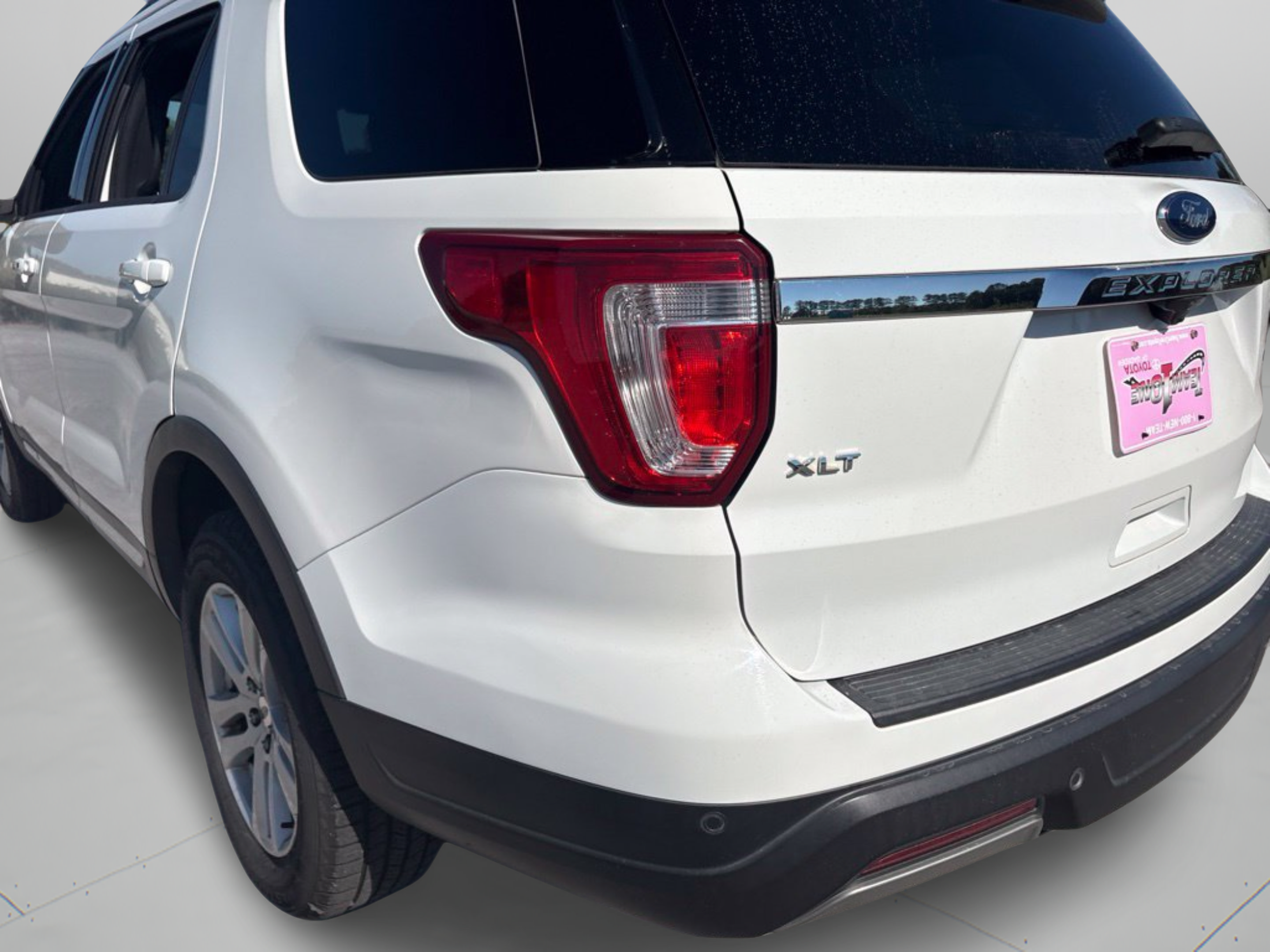 Used 2019 Ford Explorer XLT w/ Equipment Group 201A AWD/4WD image 8