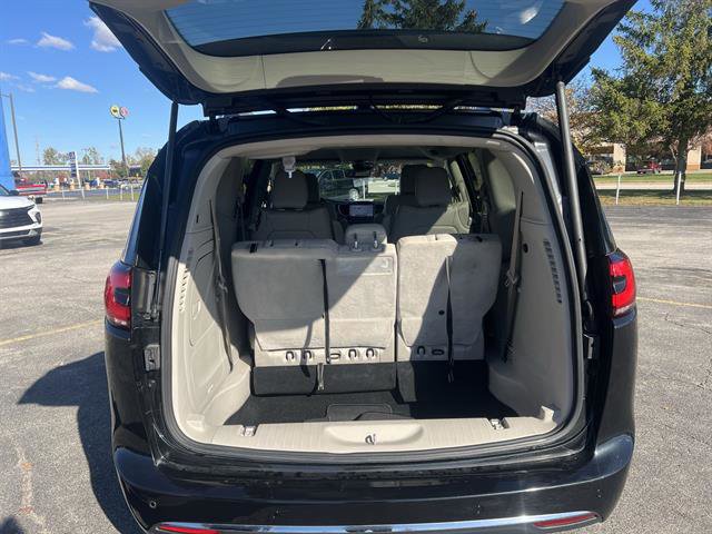 Used 2021 Chrysler Pacifica Touring-L image 18