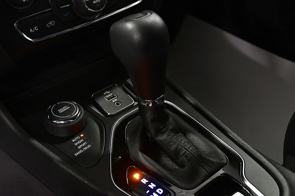 Used 2019 Jeep Cherokee Limited image 22